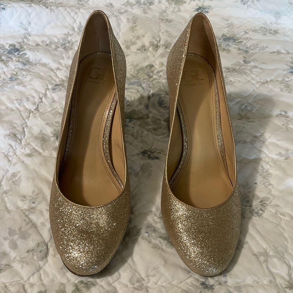 Gianni Bini Women’s gold block heels size 9